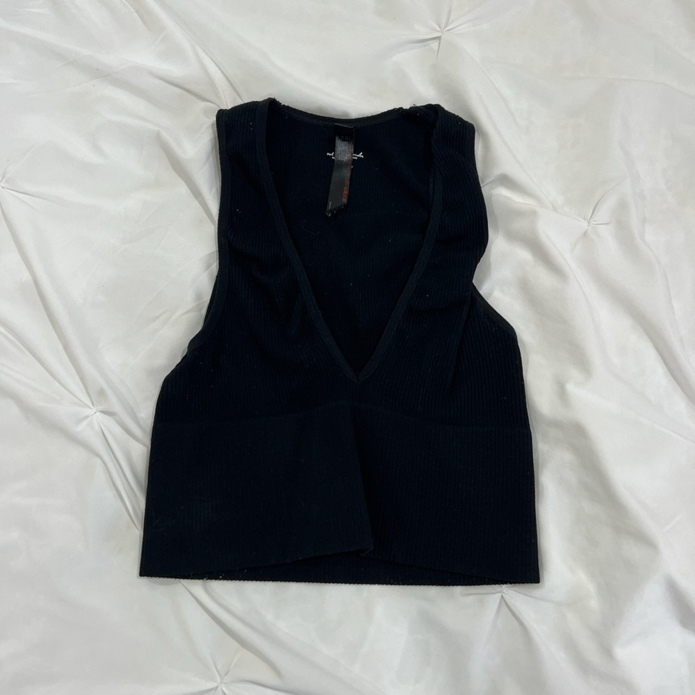 Black cropped V-neck tank top